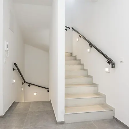 Spanic 2 Apartment Vir